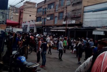 ¡GRAVE! Así de abarrotadas están las calles de Catia con personas comprando comida en plena cuarentena (+Videos)