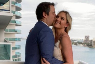 ¡NO SE LO PIERDA! Contraen matrimonio en el balcón de su apartamento por la pandemia y lo celebran con pizza (+Video viral)