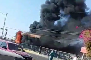 ¡TERRIBLE! Reportan el incendio de un vehículo en una gasolinera en Cabimas (+Video)