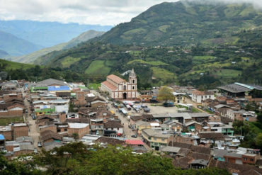 ¡MUY MAL! Grupos armados destierran a niño que dio positivo por coronavirus en zona de Colombia