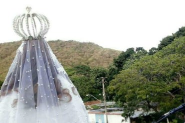 ¡LE MOSTRAMOS! A meses para su bajada en Margarita sacaron a la Virgen del Valle de su camerín para orar por el fin de la pandemia (+Fotos y Video)