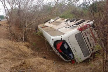 ¡TRÁGICO!  Dos muertos tras volcarse un autobús con 63 personas que regresaban a Valencia tras cuarentena (+Fotos)