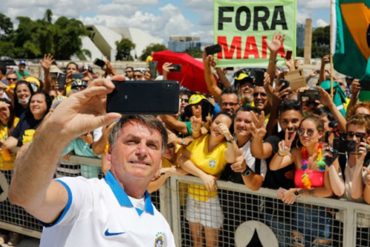 ¡SE PASA! Bolsonaro desata la polémica tras aparecer ante una multitud con una fuerte tos (+Video)