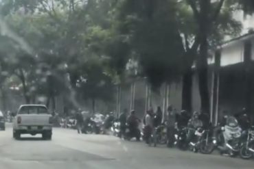 ¡TERRIBLE! La gigantesca cola de motos para echar gasolina en Montalbán este lunes #13Abr (+Video)