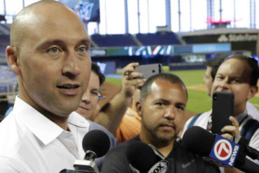 ¡LOABLE! Derek Jeter renunció a su millonario salario en los Marlins para apoyar a trabajadores de su equipo en medio de la pandemia