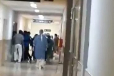 ¡TERRIBLE! Familiares de un fallecido por coronavirus en México armaron tremenda golpiza contra médicos para intentar verlo (+Video)