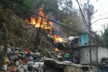 ¡DEPLORABLE! A punta de “tobitos” trabajaron los Bomberos de Caracas para sofocar incendio en Petare (+Fotos)