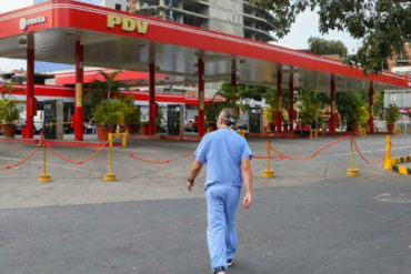 ¡INDIGNANTE! En plena emergencia por Covid-19 médicos y personal de salud en Venezuela duran horas en enormes colas SUPLICANDO que les surtan de gasolina (+Videos)