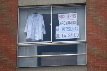 ¡TERRIBLE! “Perdí el control y empecé a llorar”: médico colombiano es expulsado por sus vecinos por temor a ser contagiados