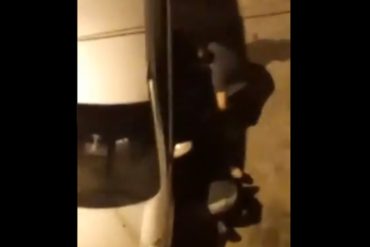 ¡VEA! Captan el momento en el que dos jóvenes presuntamente roban gasolina de unos vehículos estacionados en una urbanización de Guatire (+Video)