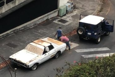 ¡ATENTOS! En medio de la escasez denuncian robos de gasolina a los carros estacionados en calles de Caracas (+Foto)