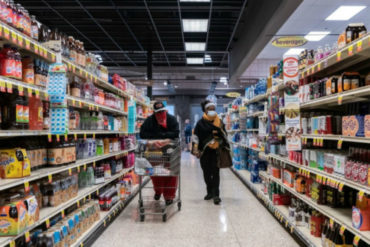 ¡VEA! Esto es lo que ocurre cuando una persona contagiada con COVID-19 tose dentro de un supermercado (+Video)