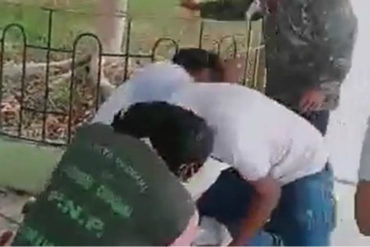 ¡ABUSO! Grupo de «ronderos» ató y golpeó a un venezolano en Perú porque supuestamente no llevaba tabapocas: Los vecinos rechazaron el atropello