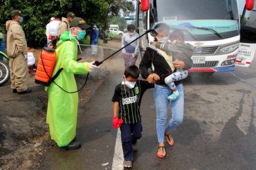 ¡ENTÉRESE! Los protocolos de desinfección a los que sometían a los venezolanos que regresaron en buses desde Colombia (+Video y Fotos)