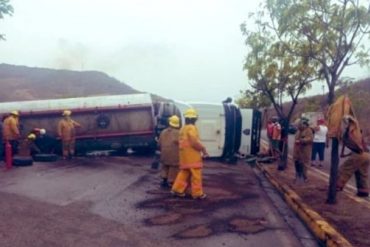 ¡A LO QUE HEMOS LLEGADO! Gandola con gasolina se volcó en la carretera Puerto La Cruz – Cumaná (vecinos corrieron a recoger el combustible en envases)