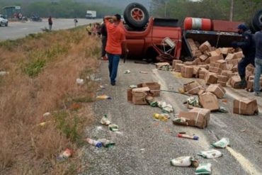 ¡VEA! Vecinos intentaron saquear camión de Corpomiranda con cajas CLAP que se volcó en la autopista Charallave – Ocumare (+Fotos)