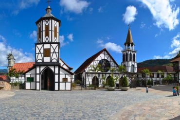 ¡ABUSO DE PODER! Denuncian que violentaron la entrada de la iglesia en la Colonia Tovar durante allanamientos (+Foto)