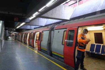 ¡LO QUE FALTABA! Reportaron un retraso en el Metro de Caracas este #6Ene, luego de que una valla laminada cayera sobre la vía férrea (+Foto)