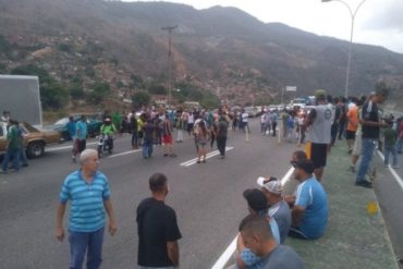 ¡SE CANSARON DE LO MISMO! Sin cuarentena que valga: Ciudadanos trancaron este #14May la Gran Mariscal de Ayacucho por la escasez de gasolina (+Video)