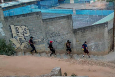 ¡LE MOSTRAMOS! Captan a un grupo de jóvenes portando armas largas en el barrio José Félix Ribas de Petare (+Fotos +Video)