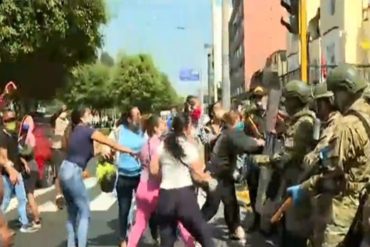 ¡VEA! Un grupo de migrantes se enfrentó con la policía frente a la embajada venezolana en Perú