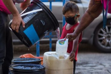 ¡INDIGNANTE! En Catia hacen cola para abastecerse de agua con camión cisterna durante la cuarentena