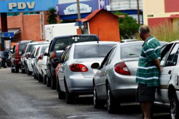 ¡DE LOCURA! Este es el tiempo estimado que podría pasar un venezolano esperando en cola para surtirse de gasolina (Y piden un «poquito» de paciencia)