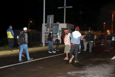 ¡LE CONTAMOS! Alertan que al menos 400 venezolanos están varados en Ecuador atrapados en la frontera con Colombia