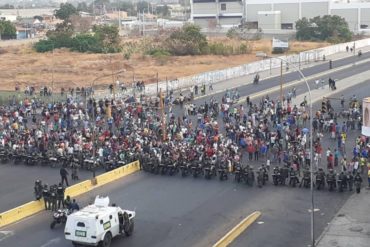 ¡ÚLTIMA HORA! Reportan fuerte represión de la GNB en el mercado de Las Pulgas este #25May (+Fotos)
