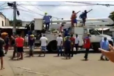 ¡TENSA SITUACIÓN! Habitantes de sector en el Zulia secuestraron un camión de Corpoelec y amenazan con quemarlo si no restituyen el servicio (tienen 72 horas sin luz)