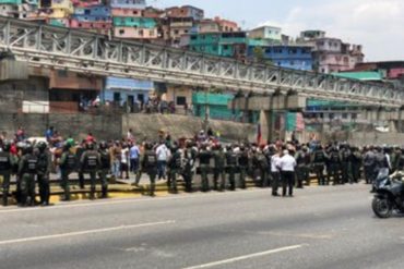 ¡ATENCIÓN! “Nuestros hijos toman agua de un pozo”: Petareños trancaron la vía para protestar por la falta del líquido  (+Videos)