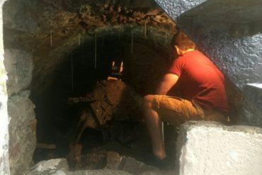 ¡INCREÍBLE! Descubre debajo de su casa un túnel que parece una “cápsula de tiempo” (+Fotos)
