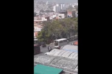 ¡PUEBLO SIN LEY! Colectivos cerraron zonas del 23 de enero para hacer “respetar” la cuarentena estricta de Maduro (+Video)