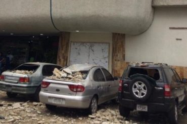 ¡SE LO MOSTRAMOS! Cuatro vehículos afectados por desprendimiento de techo de un centro comercial en Barquisimeto (Fuertes vientos lo derribaron)