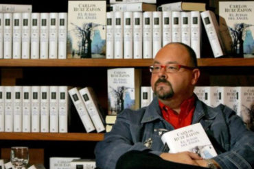 ¡LAMENTABLE! Murió el escritor español Carlos Ruiz Zafón, autor de “La sombra del viento”