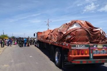 ¡LA DESESPERACIÓN! Habitantes de la Guajira en busca de alimentos intentaron saquear cuatro gandolas provenientes de Colombia este #17Jun