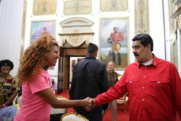 ¡PILLADA! Identifican a la joven dominicana que participó en las protestas en Miami con el morral tricolor (Se habría fotografiado con Maduro) (+Fotos)