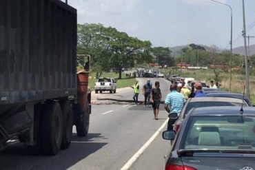 ¡INDIGNADOS! Conductores trancaron la vía en Valencia porque solo les permitían surtir 50 litros de gasolina (+Video)