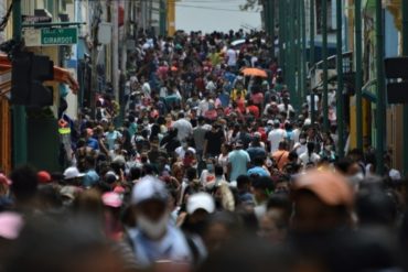 ¡VÉALAS AQUÍ! Las escandalosas fotografías que muestran a cientos de personas aglomeradas en el centro de Valencia este #20Jun (cero distanciamiento social)