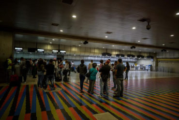 Detuvieron una funcionaria del Saime que cobró 80 dólares por trámites migratorios irregulares en el aeropuerto de Maiquetía