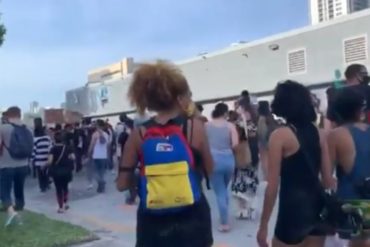 ¡MÍRELA! “Apoyo a la revolución”: La dominicana chavista que se coló en protestas de Miami (+Video)