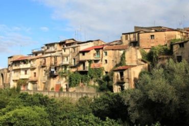 ¡MÍRELO! Conoce al hermoso pueblo italiano, libre de coronavirus, que vende casas por solo un euro (+Fotos)