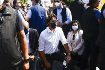 ¡VEA! Justin Trudeau se arrodilló durante una protesta contra el racismo en Canadá (+Video)