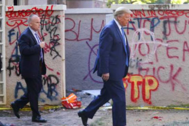 ¡VEA! Trump salió de la Casa Blanca y cruzó la plaza en la que cientos de manifestantes se han congregado en su contra (+Video)