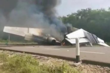 ¡LE DECIMOS! Derriban avioneta del narcotráfico en carretera de México: Supuestamente provenía de Venezuela (+Videos)