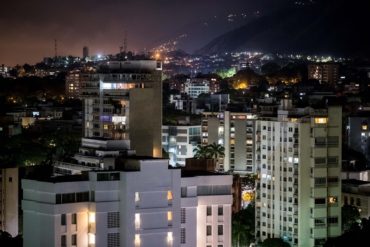 ¡ATENTOS! Tipo Spiderman: el nuevo modus operandi con el que estarían robando apartamentos en Caracas durante la cuarentena (+Video)