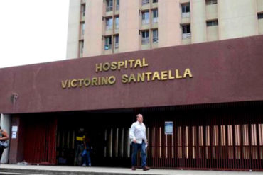 ¡TERRIBLE! “Con las uñas, expuestos y sin salarios”: así es como el personal médico traslada a un paciente con covid-19 por las escaleras en el Victorino Santaella