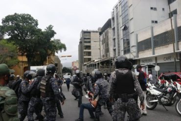 ¡UN DESPELOTE! PNB agredió a la periodista Esteninf Olivarez durante protesta de pensionados frente al IVSS y así se defendió (+Video)