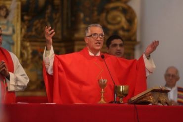 ¡SEPA! Numa Molina, el sacerdote que generó polémica por llamar a los migrantes «bioterroristas» y resultó positivo por COVID-19 (está aislado bajo tratamiento médico)
