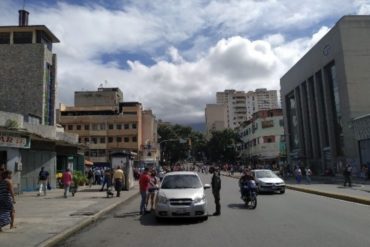 ¡INSÓLITO! Las balas “están llegando” a Quinta Crespo: comercios cerraron y transeúntes corren para resguardarse del fuerte tiroteo en la Cota 905 (+fotos)